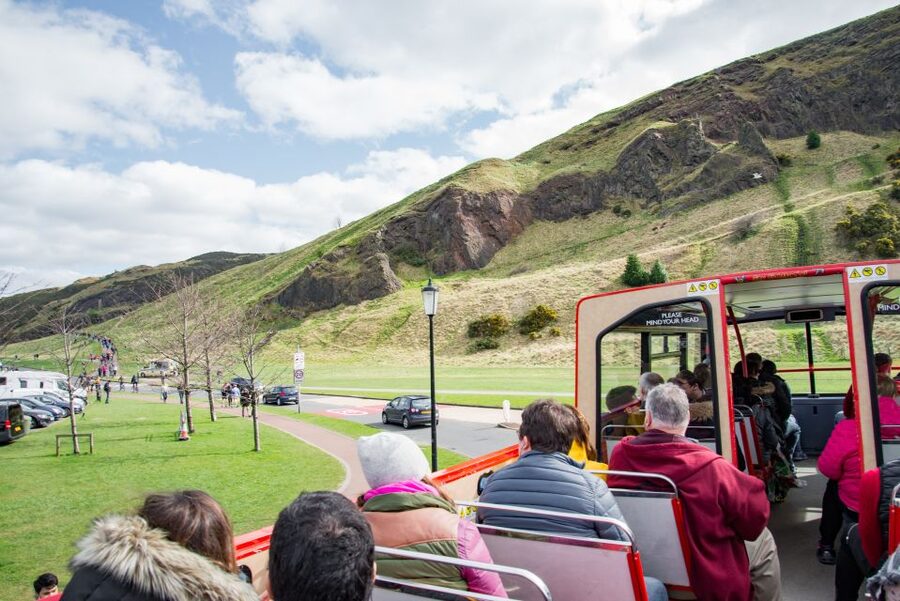 Edinburgh: Hop-On Hop-Off Bus Pass with 3 City Tours - City Sightseeing: the classic central circuit