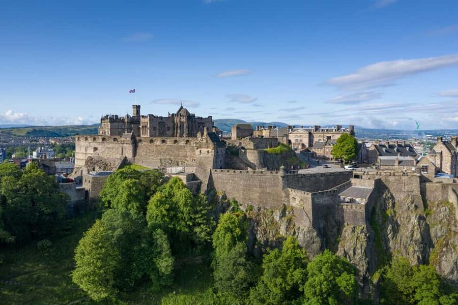 Edinburgh: Hop-On Hop-Off Bus Tour with Live Guide - Seeing two Edinburghs from the upper deck