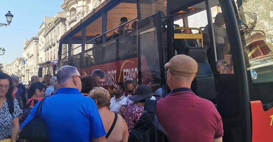 Etna by Panoramic Bus, Audioguide 9 languages, from Catania - The climb from Catania through Nicolosi