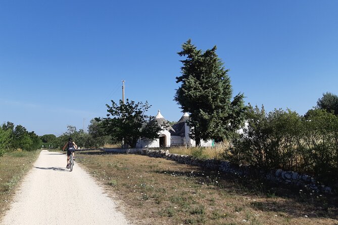 Explore trulli and nature with your personal fitness coach - Warm-up, active session, and recovery