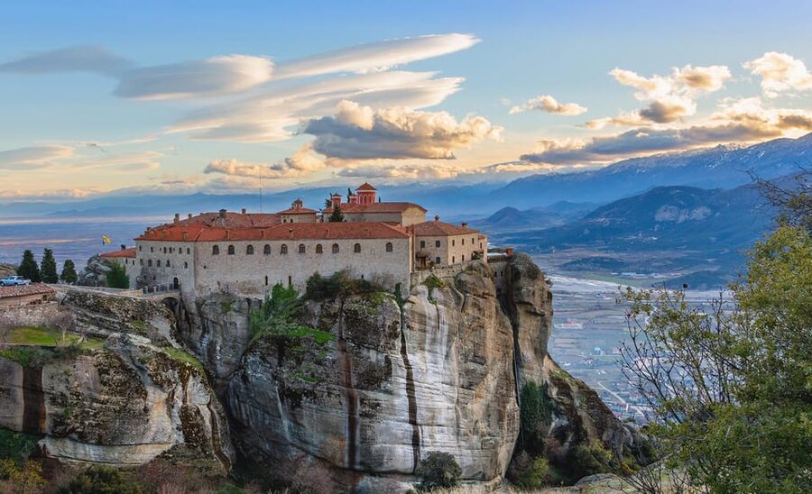 From Athens: Meteora Full-Day Trip with Guide on Luxury Bus - First views of the Meteora rocks