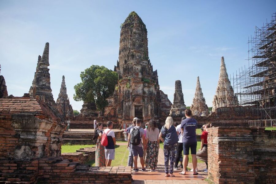 From Bangkok: Ayutthaya Historical Day Tour by Bus - Lunch in Ayutthaya and a pause from the ruins