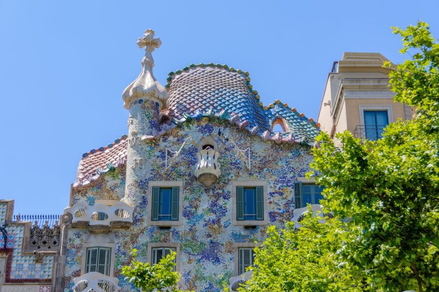 From Costa Brava: Barcelona and Antoni Gaudí's Work Bus Tour - Following Gaudí from the Costa Brava