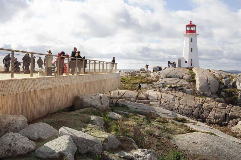 From Halifax: Peggy's Cove Bus Tour - The lighthouse among granite and Atlantic surf