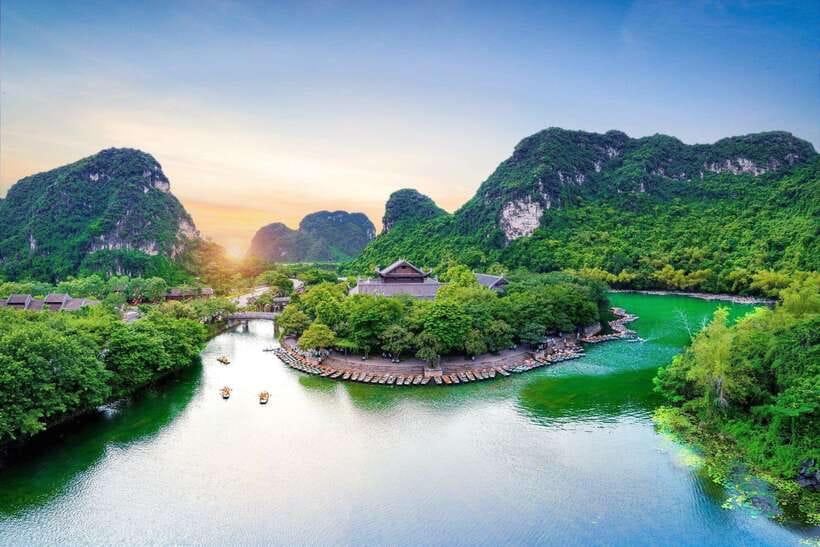 From Hanoi: Ninh Binh, Hoa Lu, Tam Coc, & Mua Cave Day-Trip - The Vietnamese buffet at midday