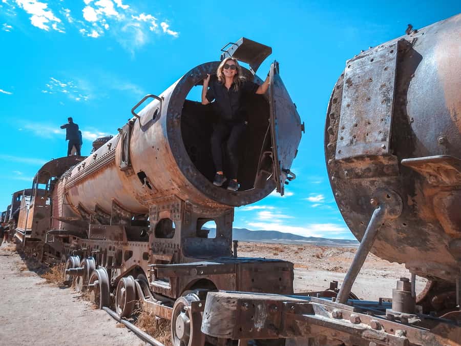 From La Paz: Uyuni Salt Flat Tour & Overnight Roundtrip Bus - Sunset, wine, and a sudden cold snap