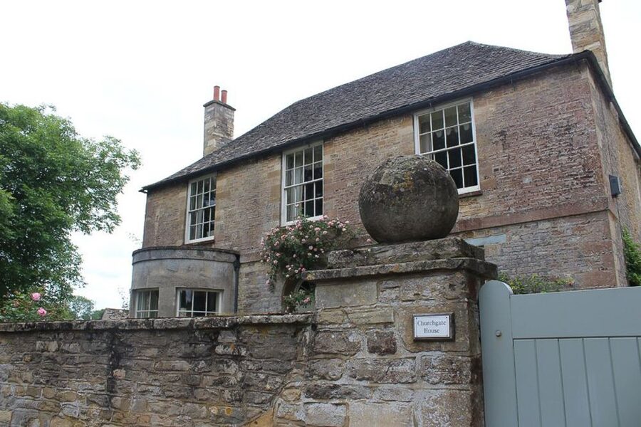 From London: Downton Abbey and Village Coach Tour - Guides, timing, and the overall rhythm