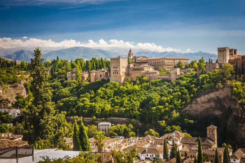 From Malaga: Day Trip to Alhambra by Bus with Entry Tickets - Meeting outside Hotel Vincci Posada del Patio