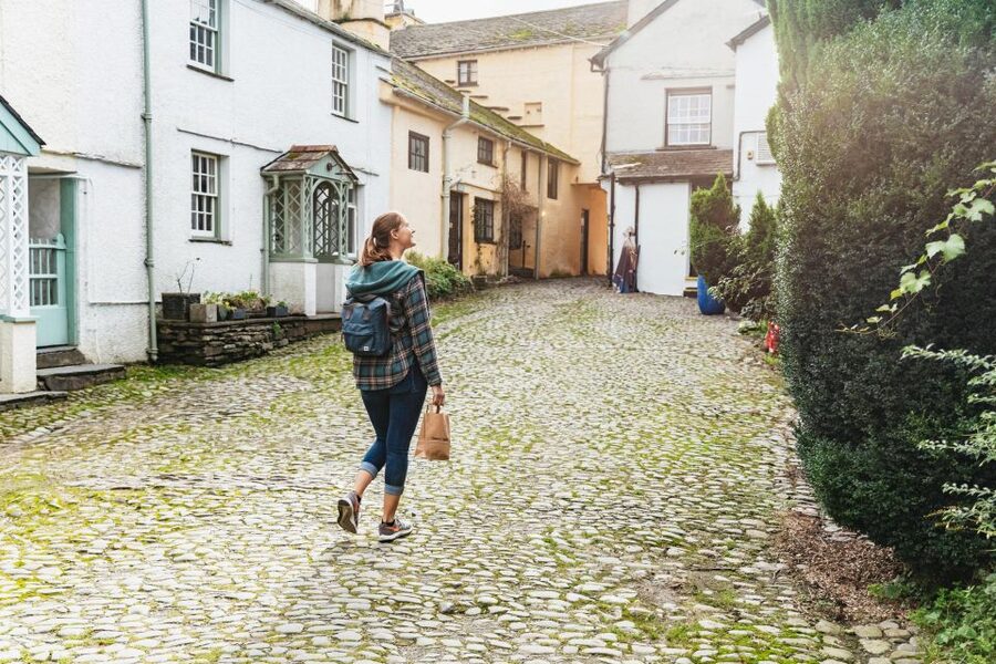 From Manchester: Lake District Bus Tour & Windermere Cruise - The guide can make or break the road time