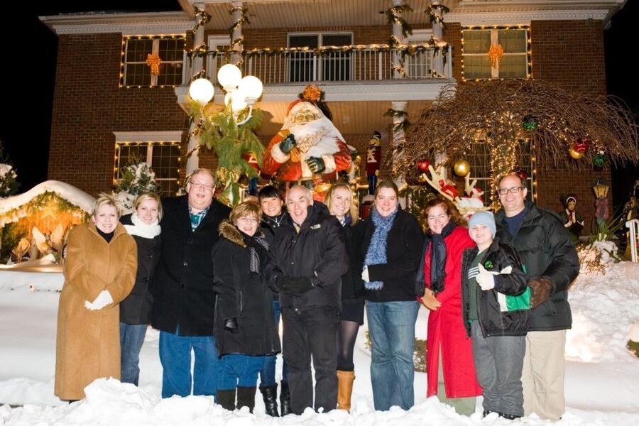 From Manhattan: 4-Hour Christmas Lights Luxury Bus Tour - What the one-hour walk feels like