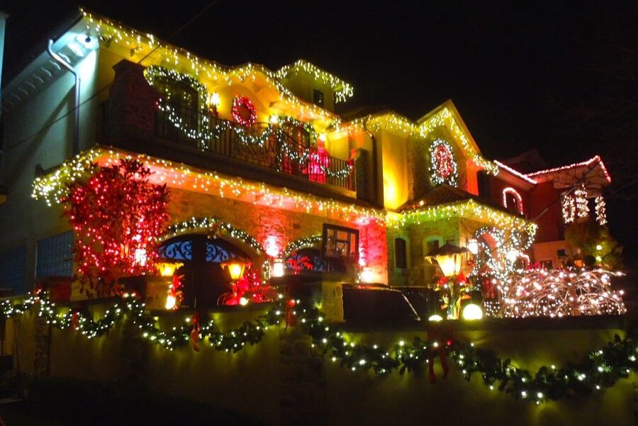 From Manhattan: 4-Hour Christmas Lights Luxury Bus Tour - Greenwich Village and the final Midtown stop