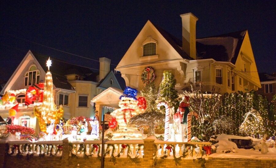 From Manhattan: 4-Hour Christmas Lights Luxury Bus Tour - Starting at Greeley Square Park