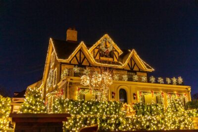 From Manhattan: 4-Hour Dyker Heights Holiday Lights Bus Tour