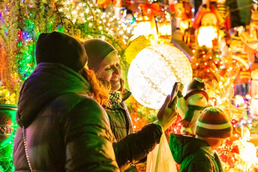 From Manhattan: 4-Hour Dyker Heights Holiday Lights Bus Tour - Is $63 good value?
