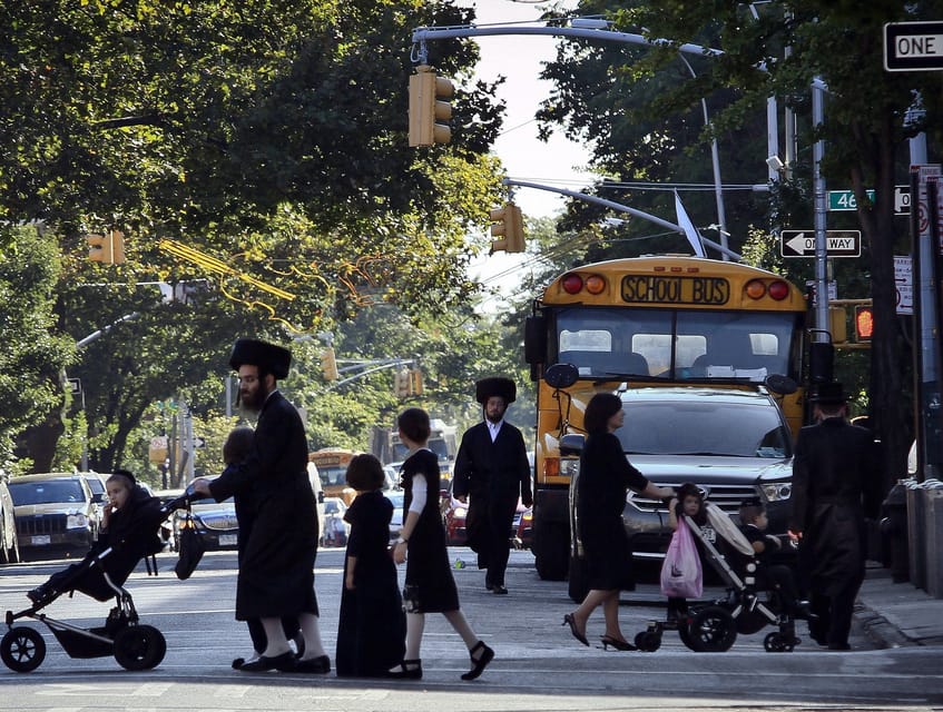 From Manhattan: 5-Hour Bronx, Queens, and Brooklyn Bus Tour - Starting at Junior’s and crossing Manhattan