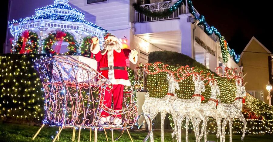 From Manhattan: Dyker Heights Lights & Skyline Tour - Why Dyker Heights makes a strong Christmas outing
