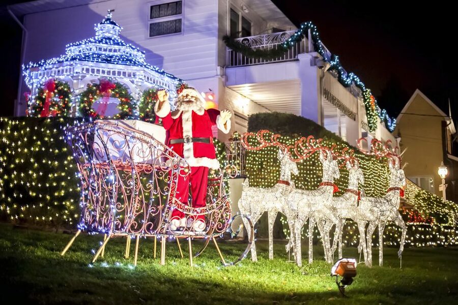 From Manhattan: Dyker Heights Lights & Skyline Tour - Who will enjoy this most