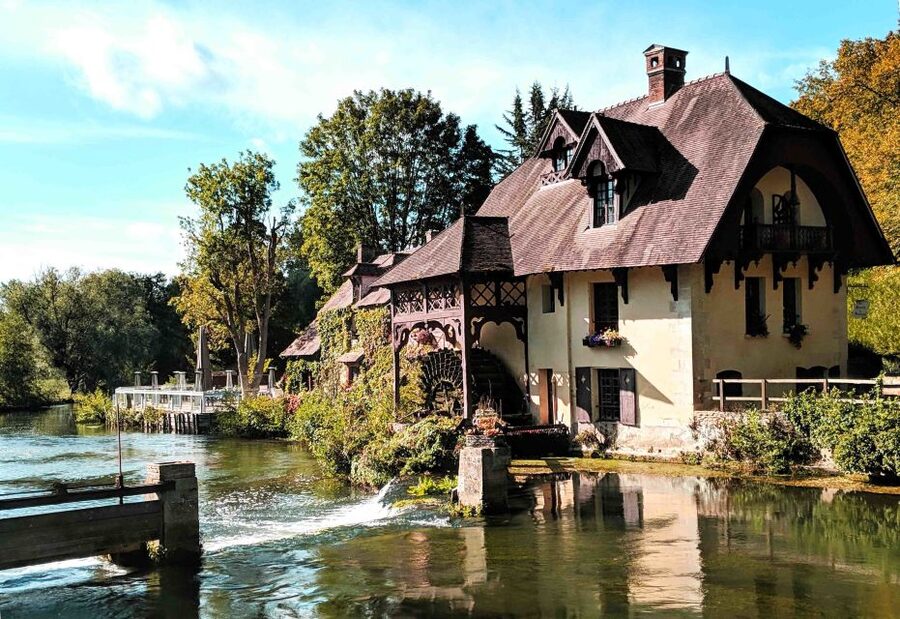 From Paris: Monet Impressionism Tour to Giverny by Minibus - Shared outing or private minibus?