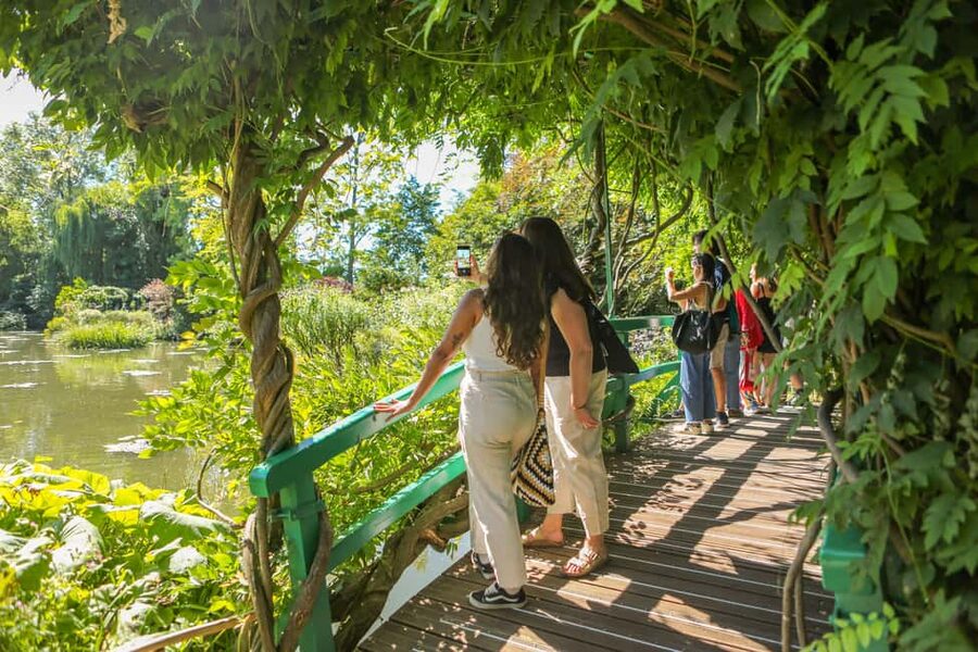 From Paris: Monet Impressionism Tour to Giverny by Minibus - Guide languages and the value of expert help