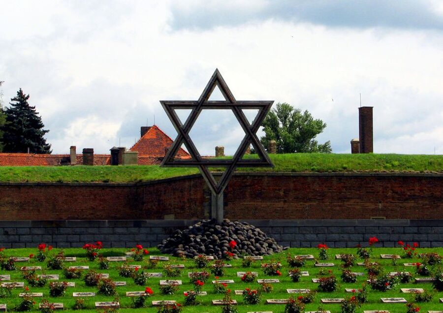 From Prague: All-inclusive Bus Tour to Terezin Memorial - Crematorium, cemetery, and the final free time