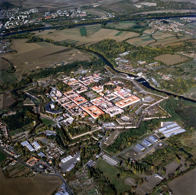 From Prague: All-inclusive Bus Tour to Terezin Memorial - How the guides affect the day