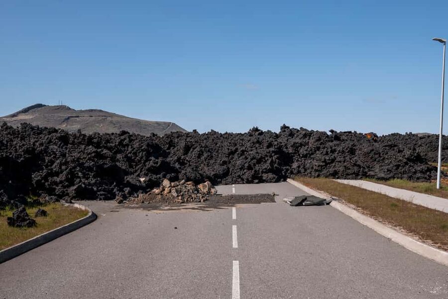 From Reykjavik: Volcanic Peninsula & Grindavik Minibus Tour - Grindavík and the cost of living beside volcanoes