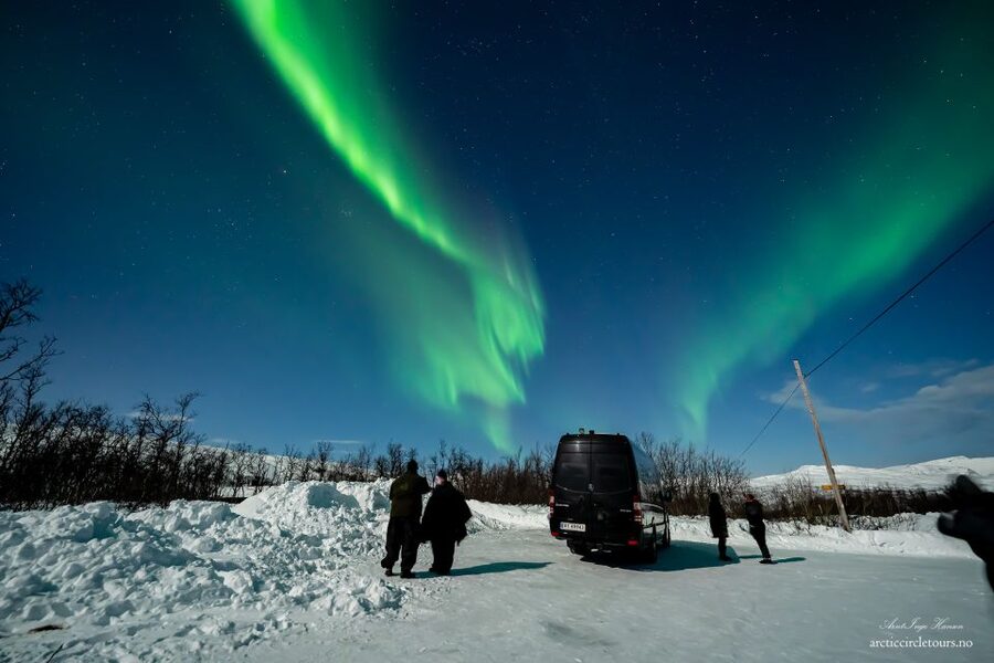 From Tromsø: Aurora Minibus Chase with Portrait and Hot Meal - Hot food, drinks, and the waiting game