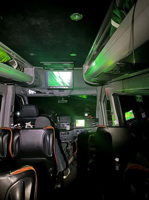 From Tromsø: Aurora Minibus Chase with Portrait and Hot Meal - Portrait photos and help with your own camera