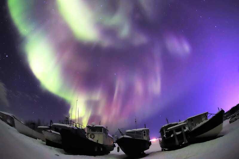 From Yellowknife: Northern Lights Bus Tour with Photos - The guides and the photo service