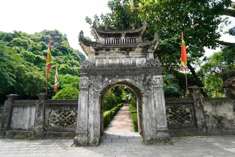 Full Day Hoa Lu - Tam Coc - Mua Cave/Buffet/Tour Guide/Bus - Tam Coc by traditional wooden boat