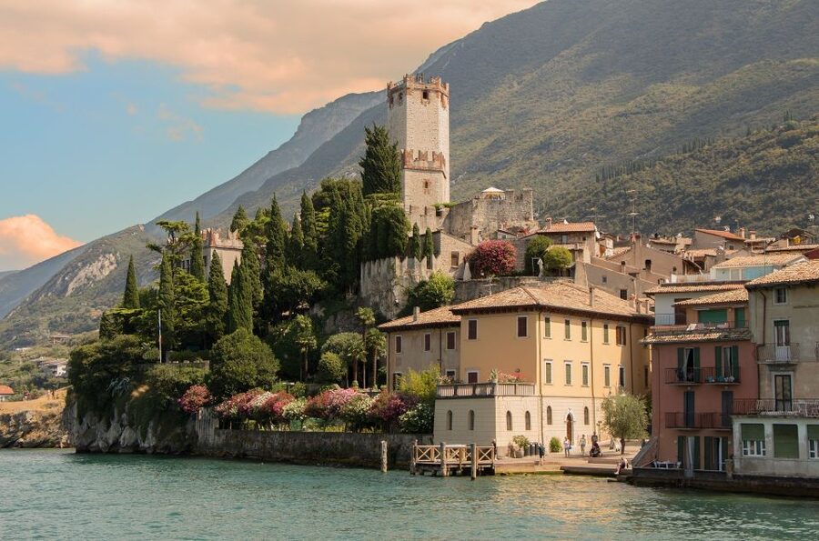 Full-Day Lake Garda Tour: Bus & Public Boat with Guide - Why this tour works for seeing a very big lake
