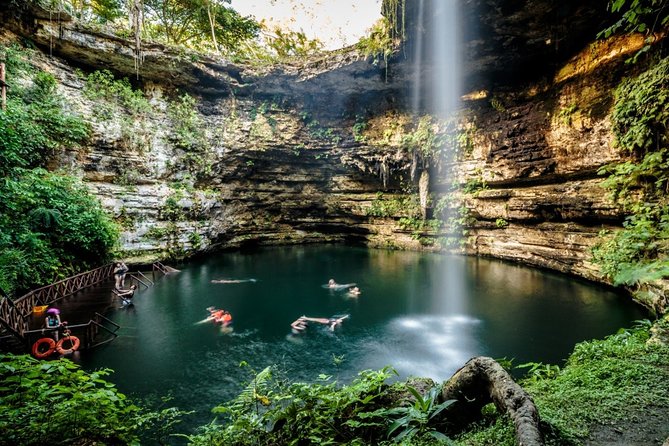 Full-Day Tour Chichen Itza, Valladolid and Cenote open bar in bus - A large group with a clear tradeoff