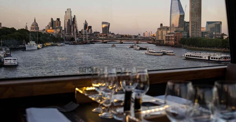 Gastronomic 6-course fine-dining dinner on Luxury London Bus - A fine dinner with London moving past your table