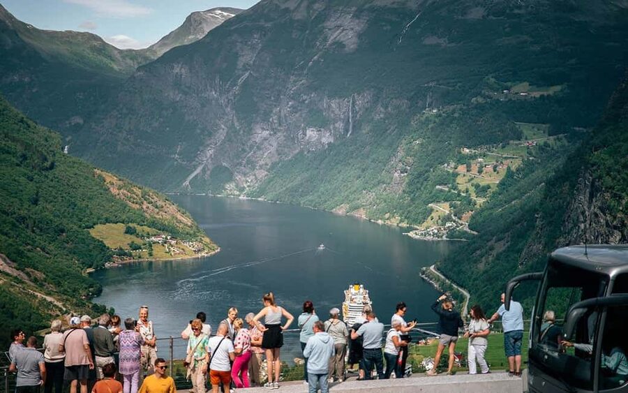 Geiranger: Panorama Bus Tours 1,5/2hr (Highlights viewpoint) - Flydalsjuvet and the Queen’s Chair