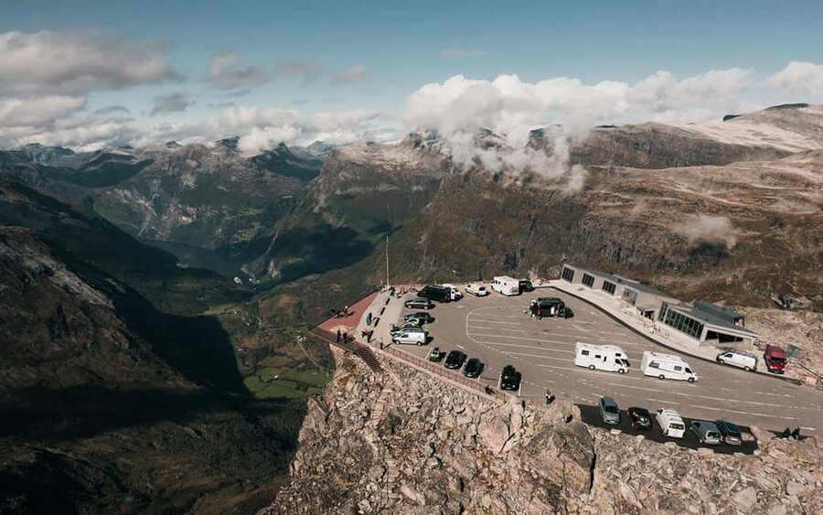 Geiranger: Panorama Bus Tours 1,5/2hr (Highlights viewpoint) - Leaving Geiranger village by mountain road