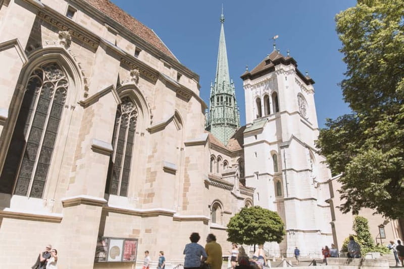 Geneva: Hop-on Hop-Off Bus & Scenic Mini-Train Tour - Geneva Old Town by mini-train