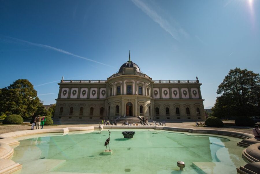 Geneva: Hop-on Hop-Off Bus & Scenic Mini-Train Tour - What the audio and staff add to the ride
