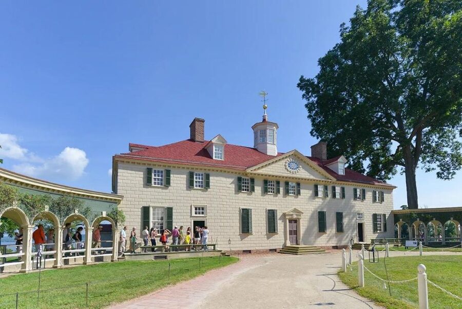 George Washington's Mount Vernon Tour & Old Town Alexandria - Seeing Old Town Alexandria from the road