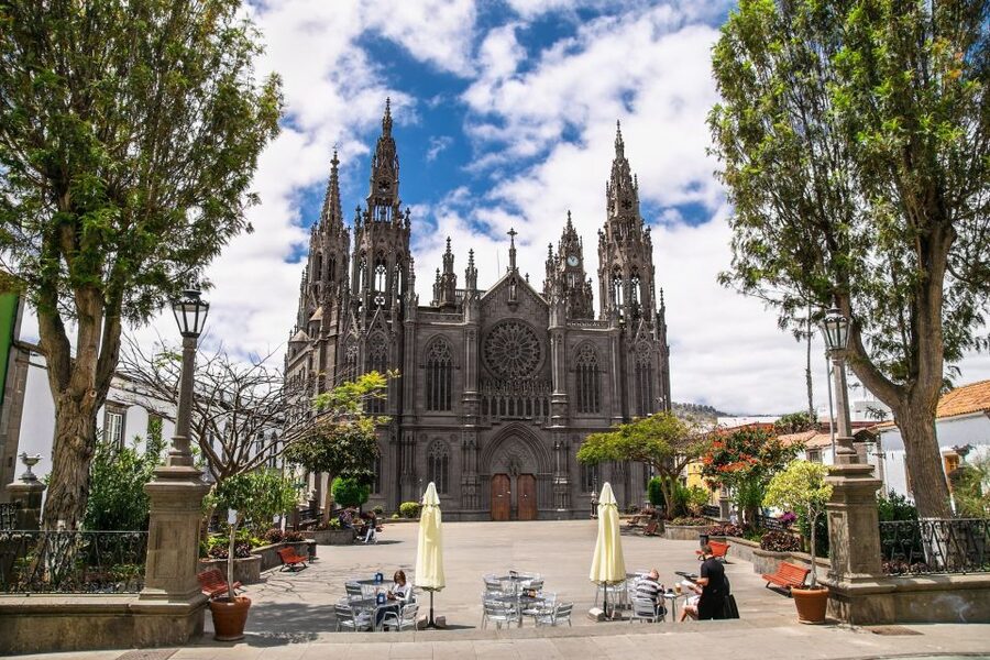 Gran Canaria Highlights Full-Day Tour by Bus - The guide and the three-language format