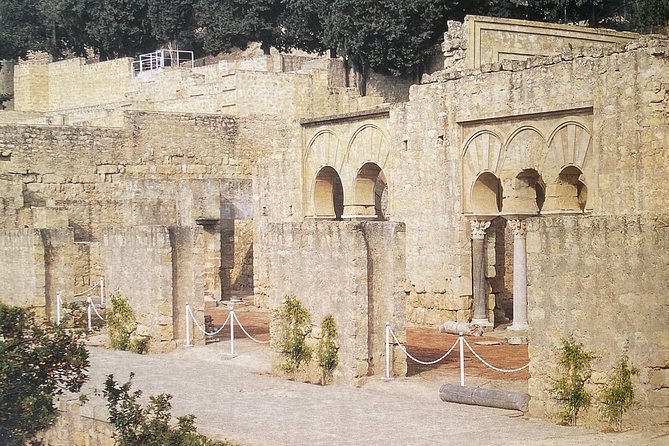 Guided tour of Medina Azahara in Spanish with Bus. Official Guides - Spanish commentary and the guide’s role