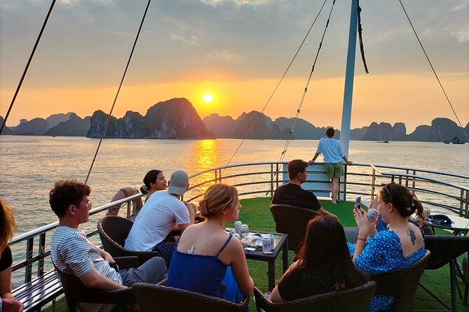 Halong Bay Day Trip 6hour: Buffet Lunch,Limousine bus,small group - Hang Luon and the choice between kayaking and a bamboo boat