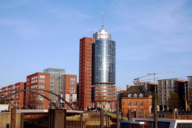 Hamburg: 1.5-Hour Comedy Bus Tour in German - Comedy and local facts, not a formal lecture