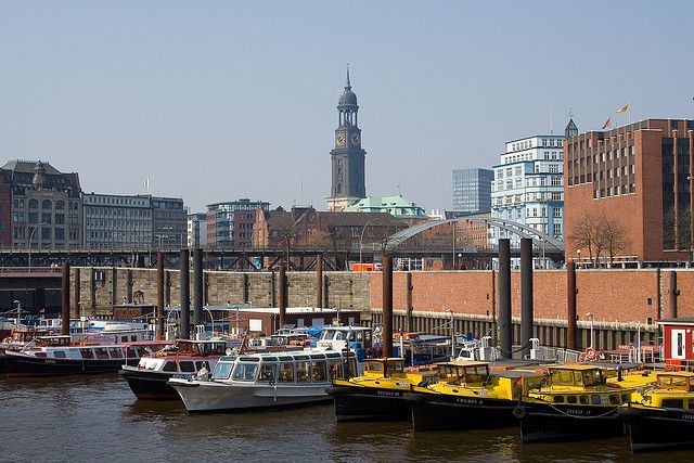 Hamburg: 1.5-Hour Comedy Bus Tour in German - What you see during the 90-minute ride
