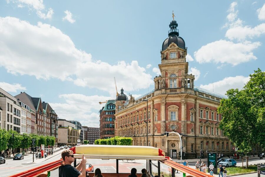 Hamburg: Hop-On Hop-Off Bus with Harbor Cruise - St. Pauli Landungsbrücken and the working port