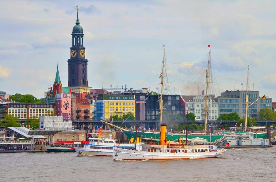 Hamburg: Hop on Hop off city tour and 1 hour harbor tour - The city circuit connects Hamburg’s big sights