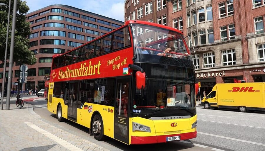 Hamburg: Hop-On/ Hop-Off Tour Classic Line Familienticket - St. Michel Church and Hamburg’s central districts