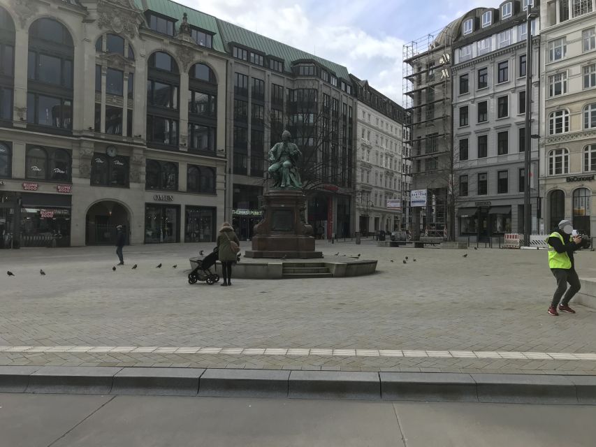 Hamburg: Line C Sightseeing Hop-On Hop-Off Bus Tour - Fish Market and St. Pauli Piers