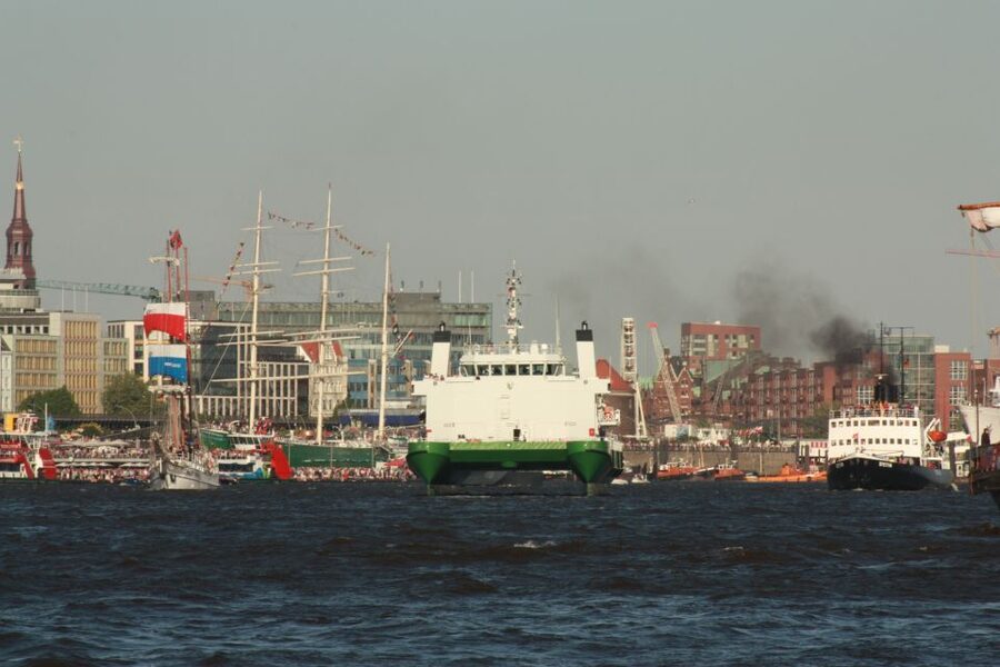 Hamburg: Line F Hop-On Hop-Off Bus and Boat Tour - What the harbor boat adds