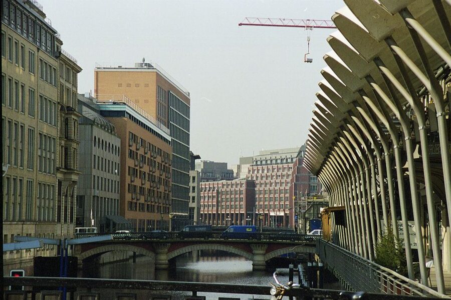 Hamburg: Line F Hop-On Hop-Off Bus and Boat Tour - City Hall, Jungfernstieg, and the Outer Alster