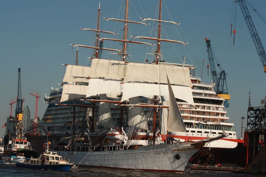 Hamburg: Line F Hop-On Hop-Off Bus and Boat Tour - Weather, seating, and commentary